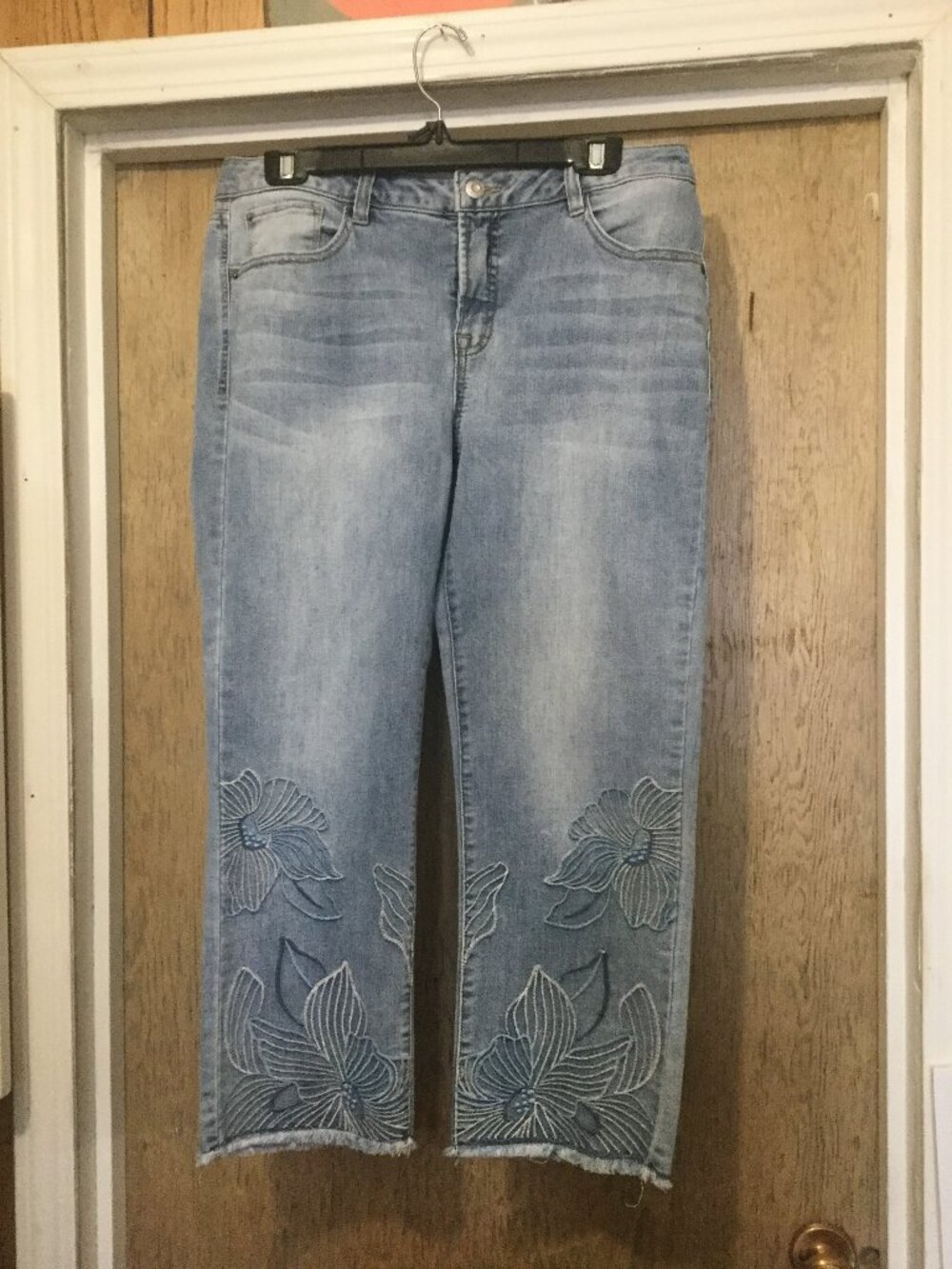 Kensie Cropped jeans waist measures 17 inches inseam =24 inches embroidered